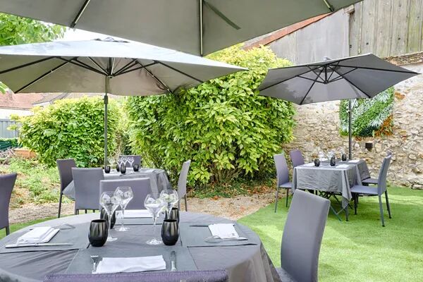 ☀️ La terrasse de La Grange aux Dîmes vous attend : Le plaisir de déjeuner en plein air ! 🌿